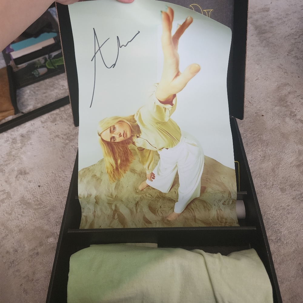 Ashe VIP Merch Box - Picture 8 of 8
